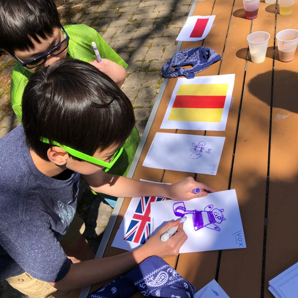 DIY Amazing Race-boys desenhando uma imagem do lado de fora.